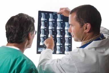 Dokter kuckt Spinal Biller